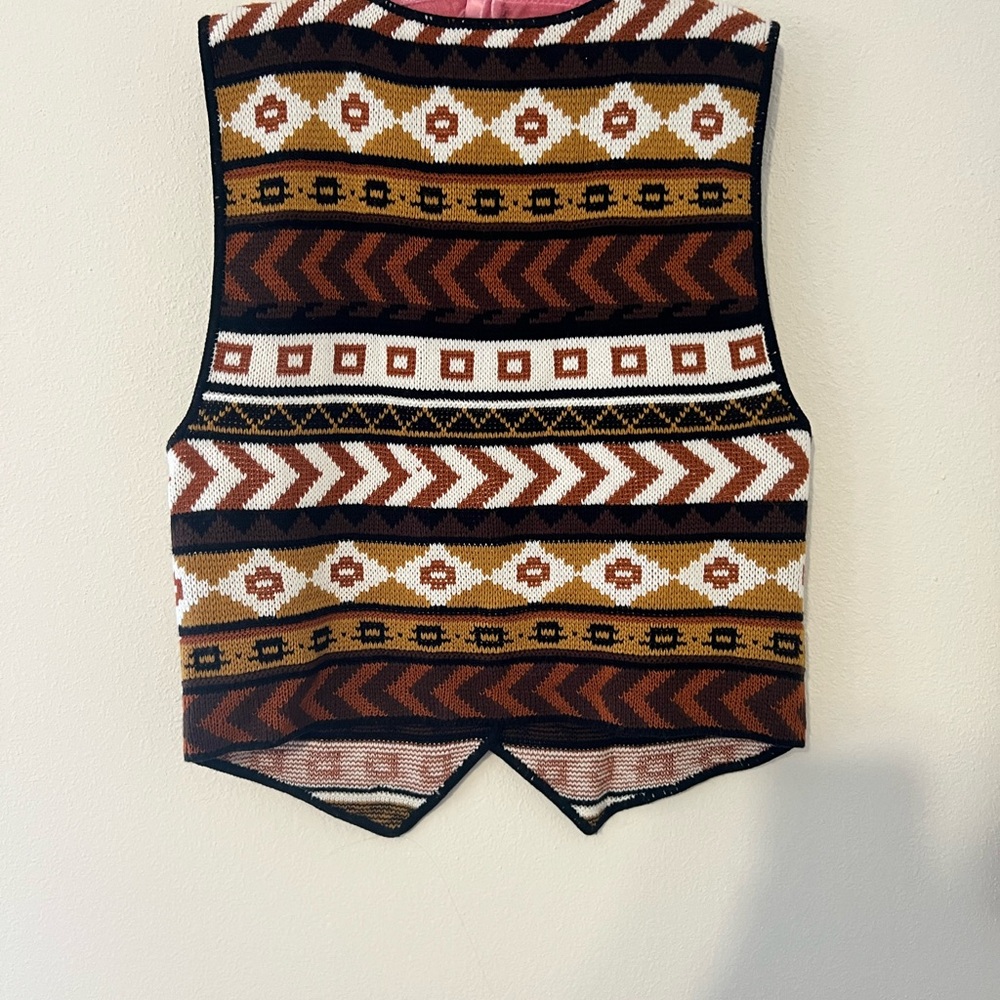 Geometric Patterned Knit Vest - Picture 4 of 4